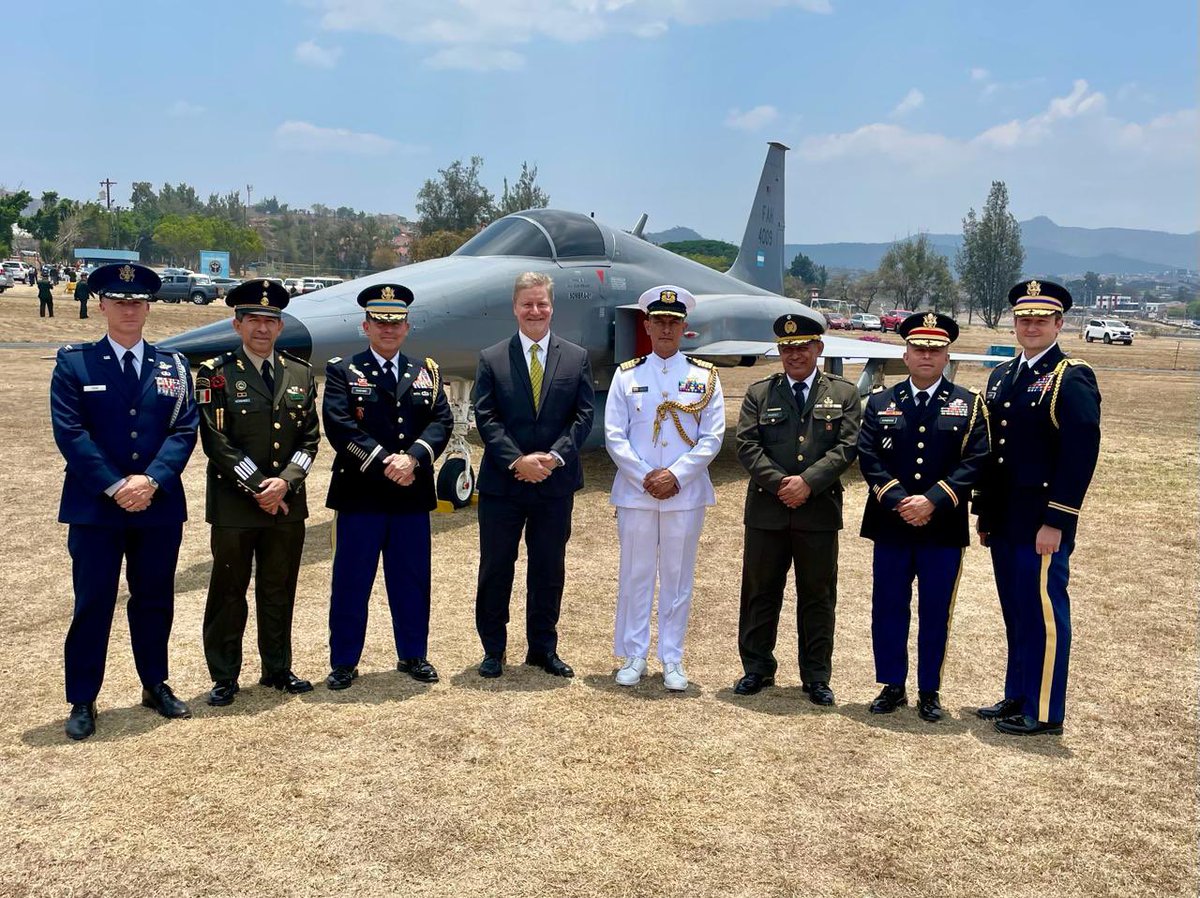 El Encargado de Negocios Roy Perrin y el Agregado Militar Coronel Rubiano de @USEmbassyHN se unieron a las felicitaciones y celebración del 93º aniversario de la @AereaHn. En compañía de oficiales militares de países hermanos como Colombia, El Salvador y México, reafirmaron su…