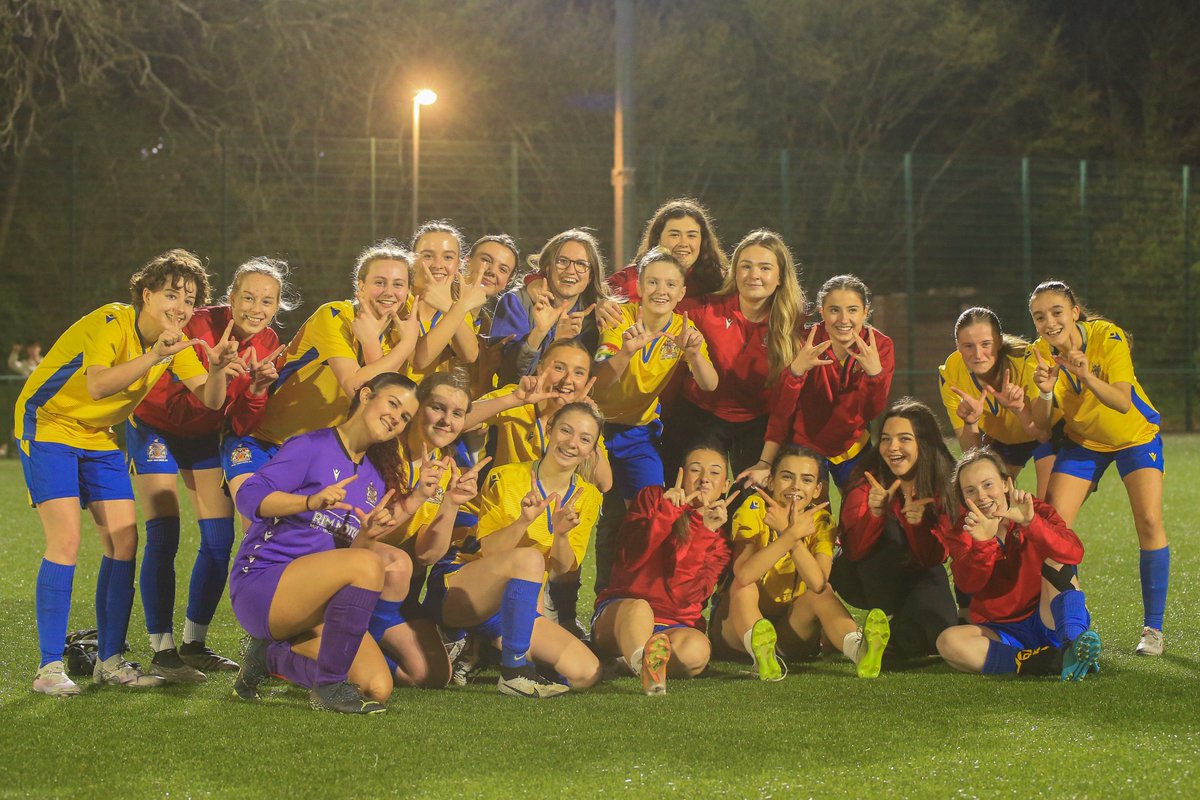 Enjoy the celebrations, <a href="/btuwomenfc/">Barry Town Utd Women FC</a>! 🥳

#GeneroAdranSouthU19