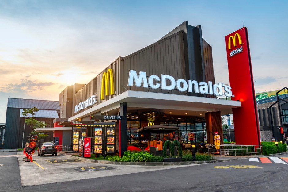 McDonald's new scented billboard in two cities in Netherlands releases the smell of french fries to passersby, generating buzz and craving for their iconic food! 

fastcompany.com/91090407/mcdon…

#MarketingGenius #ScentMarketing #McDonalds
