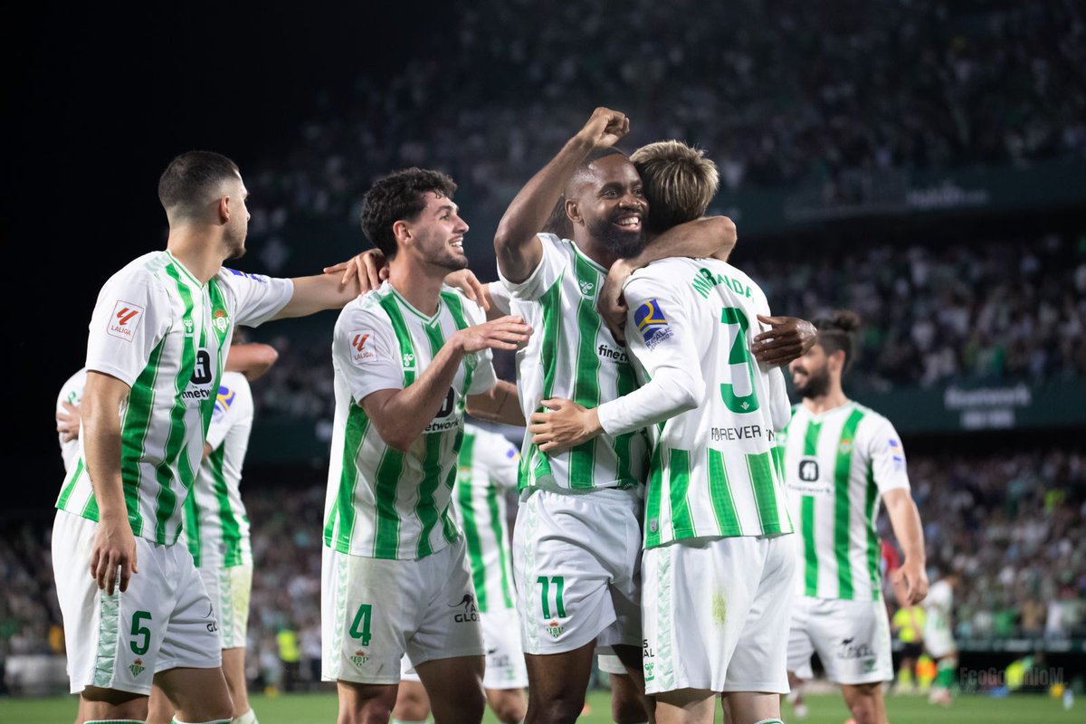 🟢Sufrido y merecido triunfo del #RealBetis ante el Celta (2-1) tras mejorar mucho en la segunda parte con la entrada de Bakambu y Fekir, que hizo el 2-0. Antes había hecho Miranda el 1-0 y Larsen acortó en el descuento. Los verdiblancos recuperan la séptima plaza, al menos hasta…