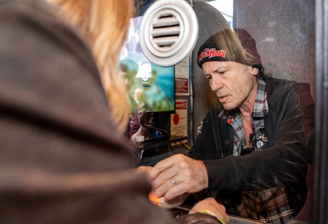 BRUCE DICKINSON Surprises Fans By Showing Up In Whisky A Go Go Box Office To Sell Tickets: Video, Photos blabbermouth.net/news/bruce-dic…