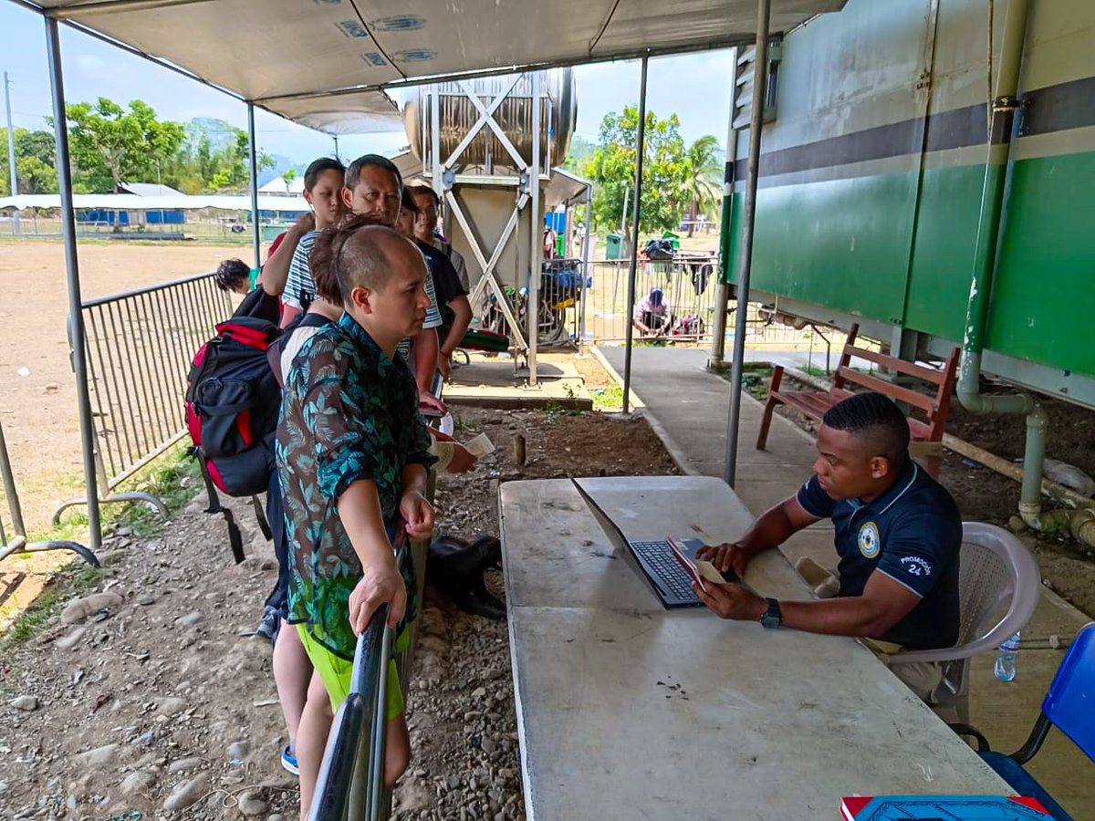 #Nacionales Inspectores de @migracionpanama realizan registro de Migrantes Irregulares, en la Comunidad Receptora de Canaan-Membrillo, Darién. #RadioPanama