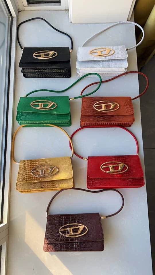 Ruqqoyah77's tweet image. Category: Shoulder bags😍
First frame:9,000
Second frame: 8,000
Third frame:8,000
Last frame:8,500

Please rt🙏