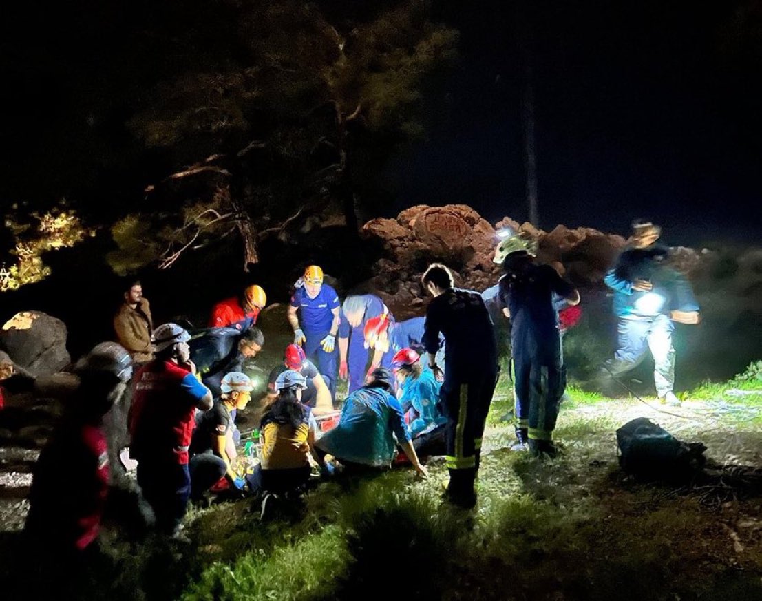 Teleferikte mahsur kalan 40 kişi kurtarıldı. 134 kişinin tahliye çalışmaları devam ediyor.