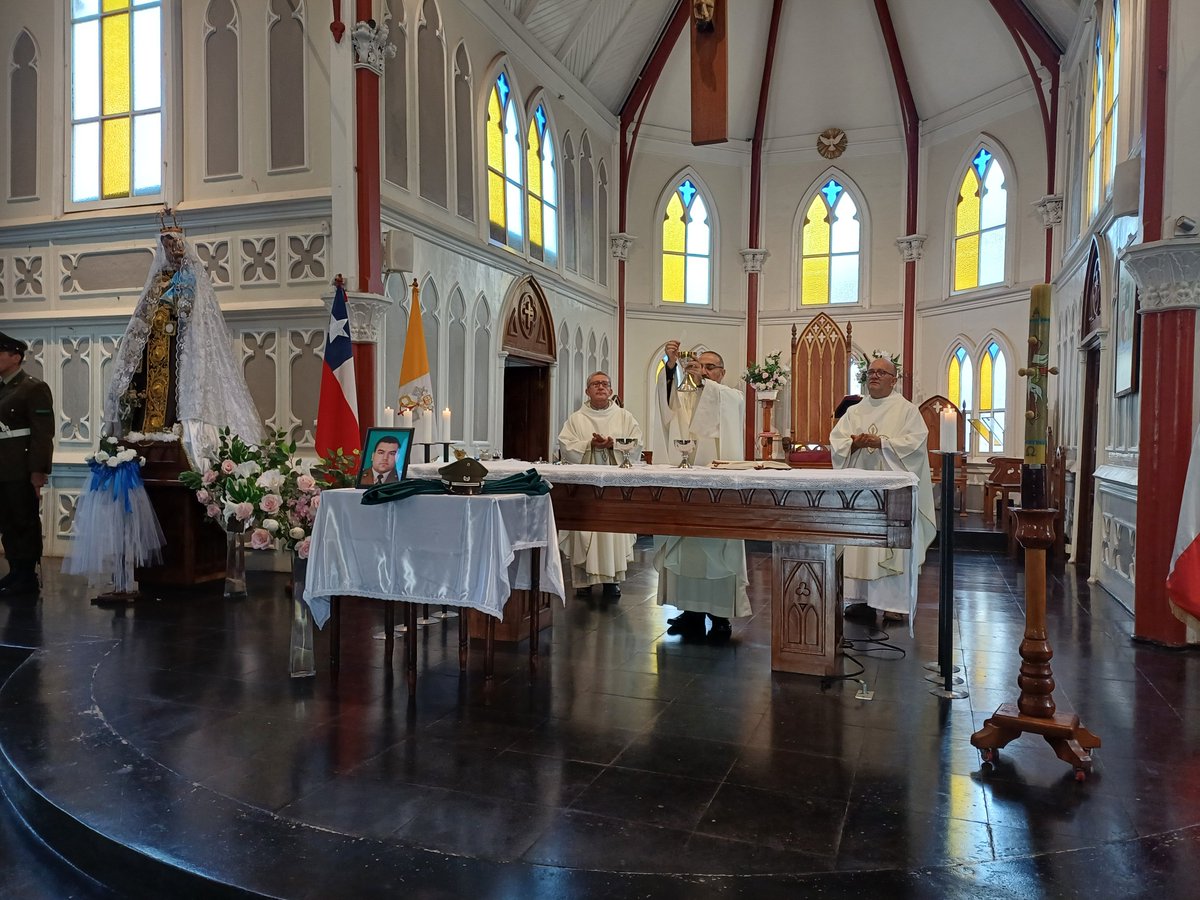 En la Catedral San Marcos, @CarabArica junto a autoridades regionales y fuerzas vivas de la comunidad, con emotivo responso, se suman a las sentidas muestras de apoyo y cariño, para honrar al Mayor Emmanuel Sánchez Soto (Q.E.P.D)