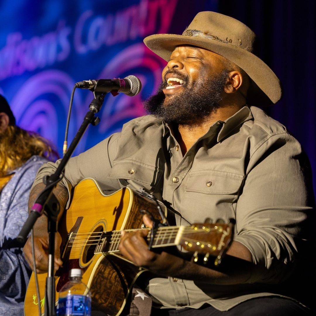 Excited to do a little more of this this weekend! See you soon, Pilot Mountain! 👊🏾👊🏻 You can still grab tickets here: etix.com/ticket/p/70183… 📷: Sarah Paige Studios