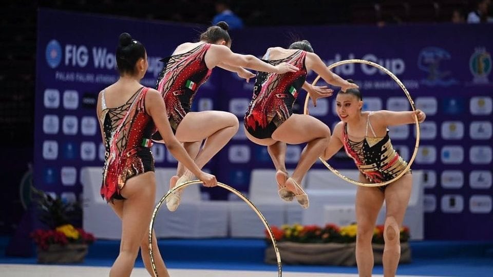 Con un puntaje de 34.300, el conjunto mexicano de gimnasia rítmica sigue con su preparación rumbo a París 2024 y clasifica a la final en 5 Aros de la Copa del Mundo en Sofía, Bulgaria. #TodosSomosOlímpicos