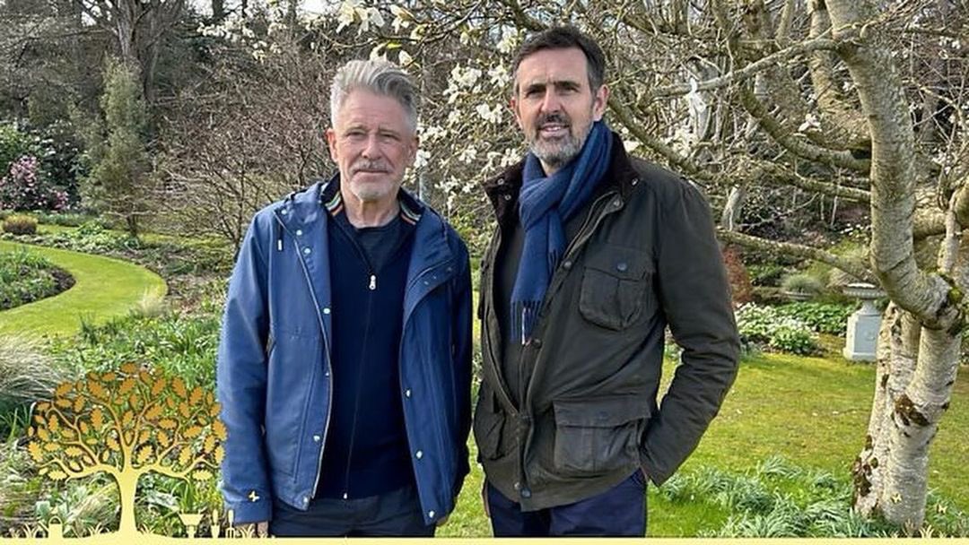 Adam Frost from BBC TWO Gardeners World visits Adam Clayton at his Dublin home @BBCTwo 🔎 @U2enEspana #AdamClayton #AdamFrost #BBCTWO #GardenersWorld