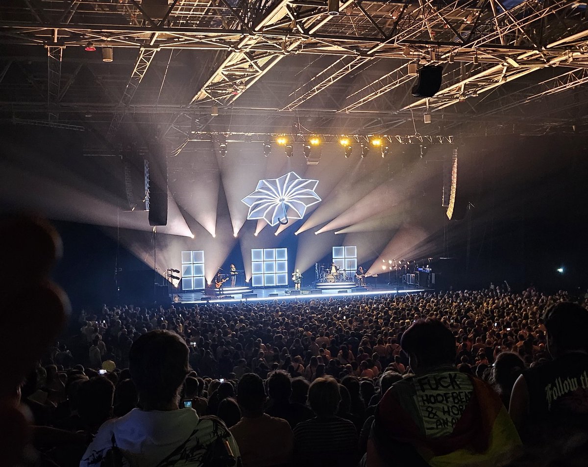 Ce soir Maître Narnet m'emmène en concert, c'était Hoshi. Je connaissais pas du tout. C'était bien !