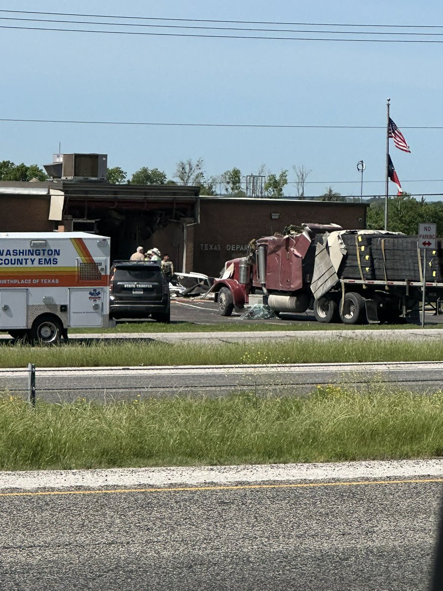 BREAKING: One person is dead and 13 are hurt after a man stole a 18 wheeler and intentionally crashed into a Texas DPS building in Brenham, Texas. Authorities have identified the suspect as Clenard Parker. He’s currently in custody. READ MORE: tinyurl.com/bdh7ebk6 @KPRC2