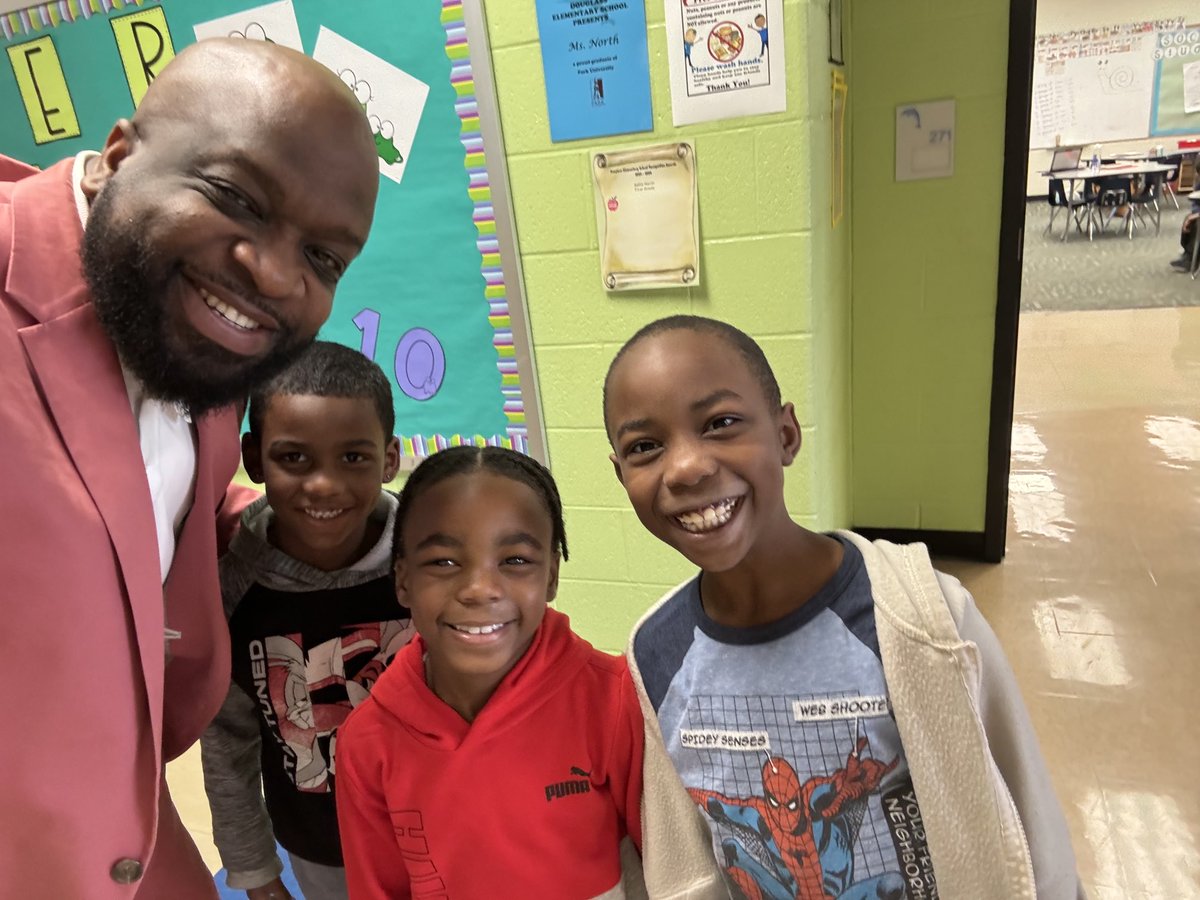 Stopped by ⁦@DouglassDolphi1⁩ today and met my first grade buddies who are still fired up about reading. #ReadBabyRead ⁦@kckschools⁩