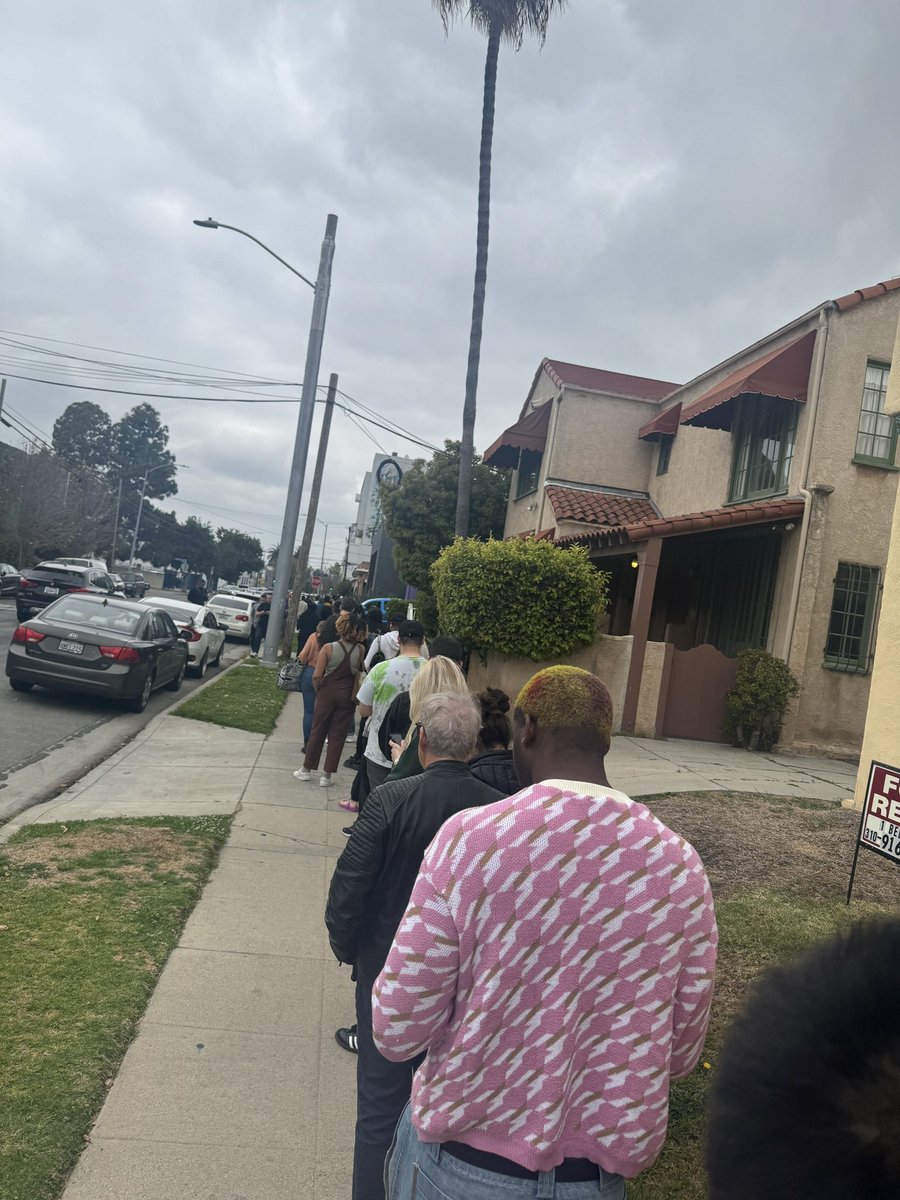 Já se formou uma enorme fila na loja SUPERVINYL, em Los Angeles, para comprar os vinis do #CowboyCarter autografados pela Beyoncé! 📸: @arikbeyhive @matticure