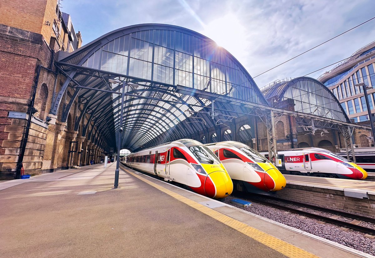 Had a few mins spare earlier, so went to watch electric trains glide in & out of King’s Cross. @LNER sets looked absolutely👌. Have just realised how the stn’s huge mass seems to vanish when sun streams in. Amazingly in 1945 the barrels almost got replaced by a concrete flat roof