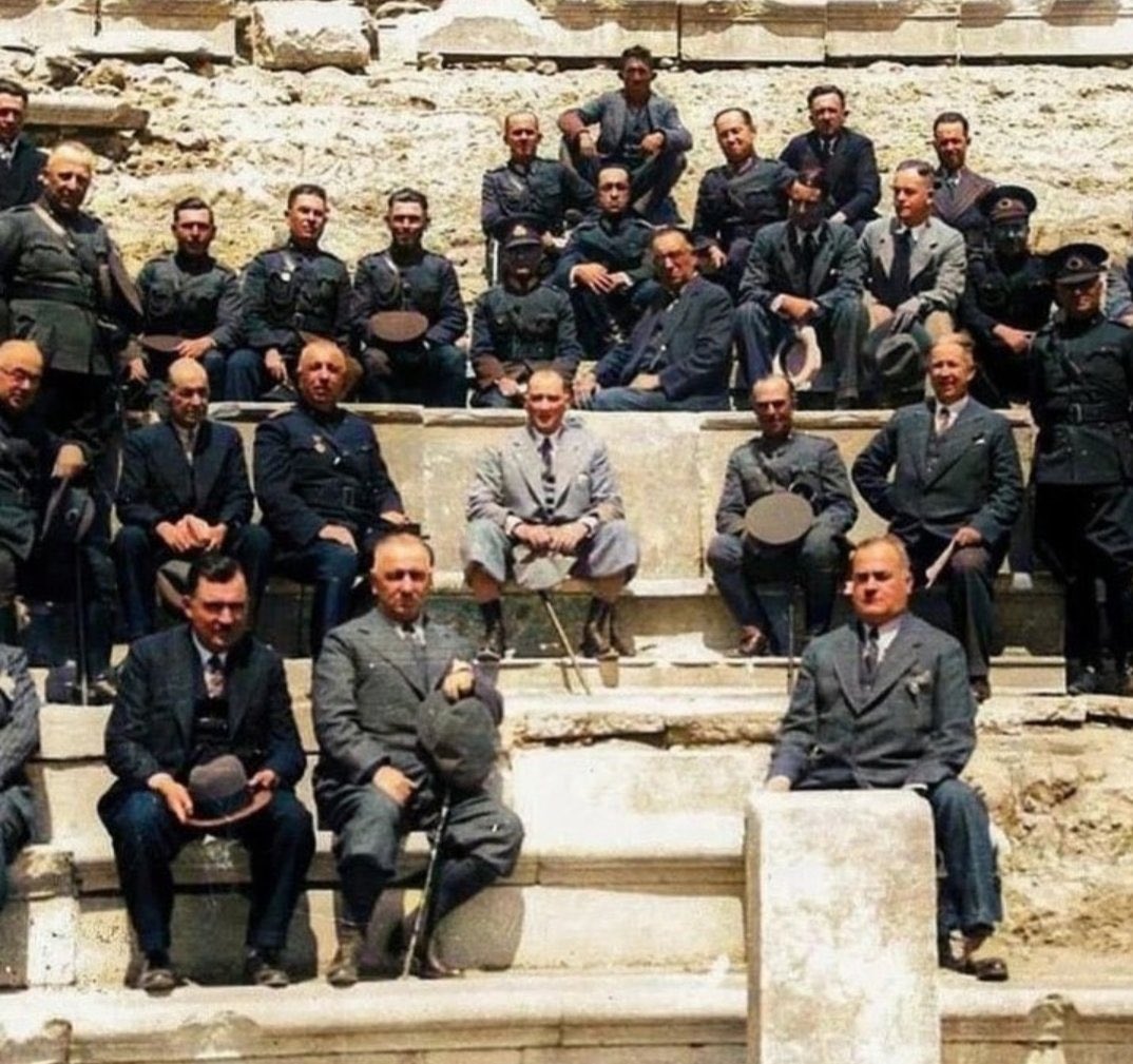 Mustafa Kemal Atatürk ve silah arkadaşlarının 90 yıl önce bugün 13 Nisan 1934’te Bergama Asklepion Ören Yeri’nde çektirdiği fotoğraf 🏛