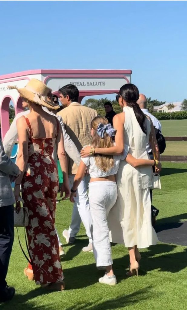 Friends can be family too 👩‍👩‍👦‍👦🏡

Meghan, The Duchess of Sussex ❤️

#MiamiPolo #HarryandMeghan