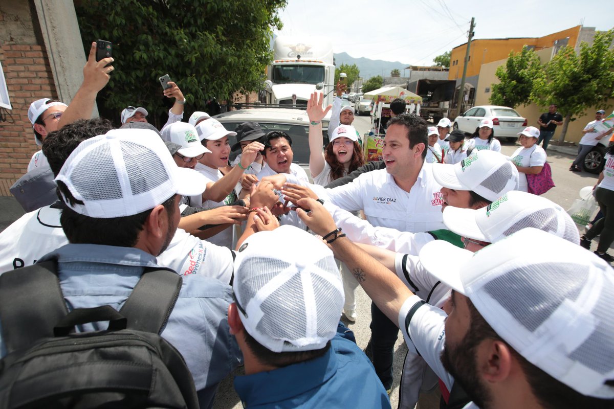 Con muchas porras y muy buen recibimiento recorrimos las calles de la colonia El Salvador de #Saltillo. Seguimos chambeando y llevando nuestras propuestas para ti y tu familia #PorAmoraSaltillo #JavierDíazAlcalde