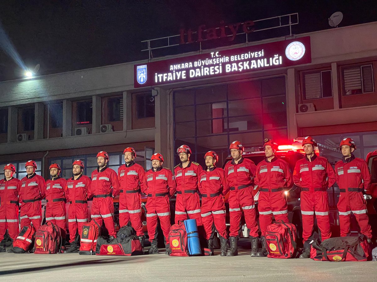 Ankara İtfaiyemiz, Antalya’da meydana gelen teleferik kazasında mahsur kalan vatandaşlarımızı kurtarma çalışmalarına katılmak için 13 arama kurtarma personeli ve 4 donanımlı araç ile yola çıktı.
