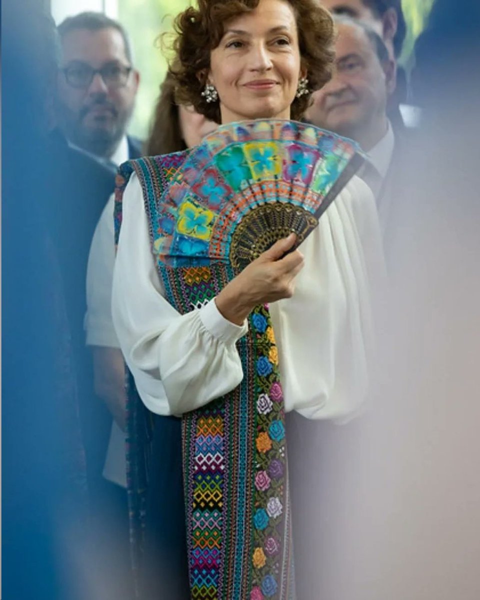 La cultura de Paraguay 🇵🇾 brilló en la Semana de América Latina y el Caribe en la sede de @UNESCO en París. La Directora General @AAzoulay portó un abanico con encaje de ñandutíes típico. Su etimología proviene de la lengua guaraní y ñandutí significa: tela de araña, es decir,…