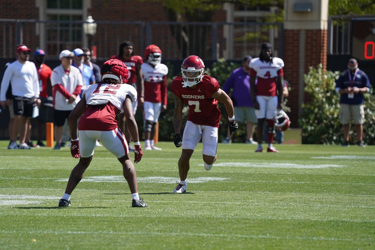 Zion Kearney looks niiiiice. He was running with the second-team offense in the #Sooners’ two-minute drill.