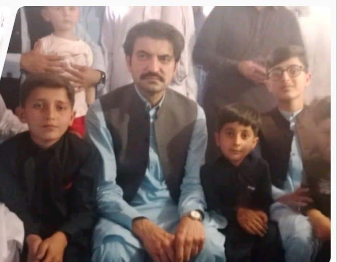 پاکستان تحریک انصاف لکی مروت کے بانی رکن عارف اللہ خان 8 فروری الیکشن ڈے کے موقع پر فائرنگ سے شہید ہوگئے تھے. شیر افضل مروت ایم این اے نے انکے خاندان کی کفالت کیلئے 5 لاکھ روپے کی مالی امداد دی ہے. اسکے علاوہ انکے بچوں کی مکمل تعلیی اخراجات بھی... 1/2