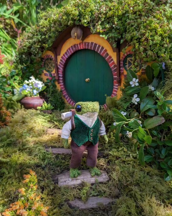 Now that I have seen this, there absolutely must be a new adaptation of The Hobbit with a cute little frog for Bilbo. 
(figure by India Rose Crawford)