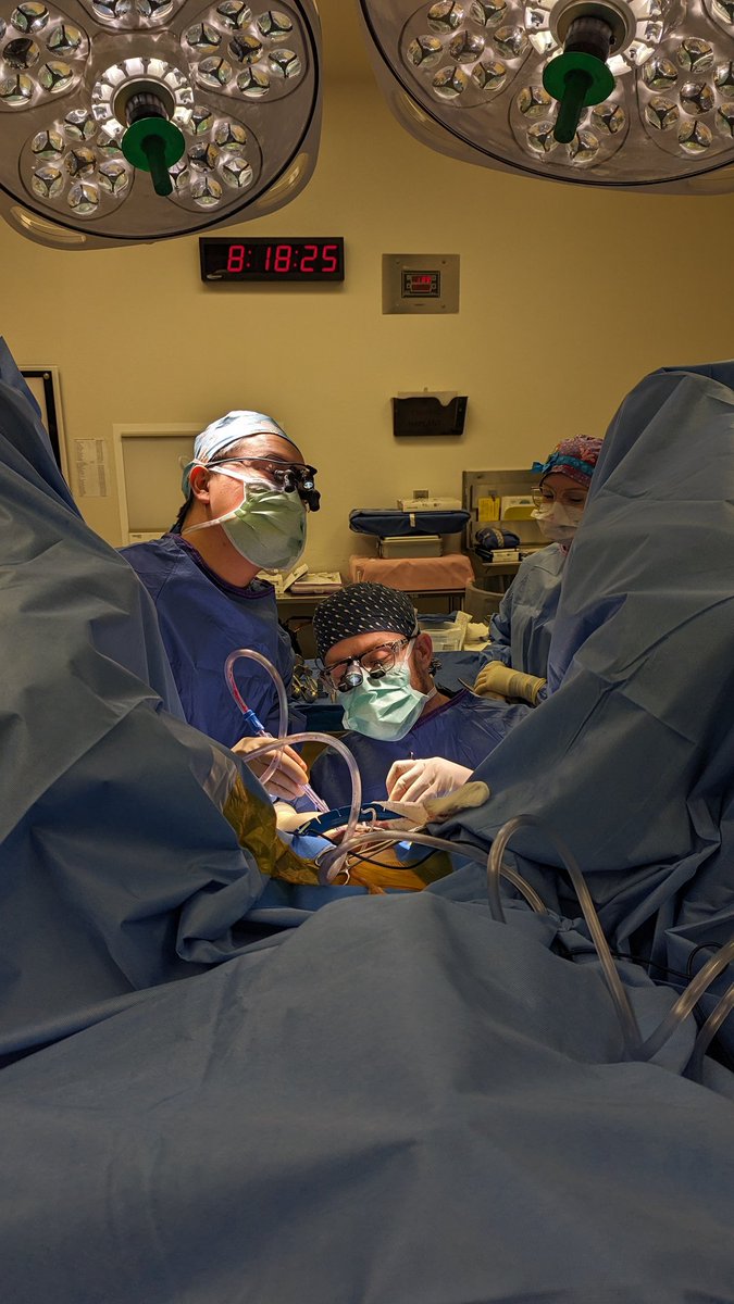 Nothing beats having a former co-resident become a partner - always a pleasure to operate with @MaxxCaveney and watch him throw the squarest of knots. @CleClinicUroRes