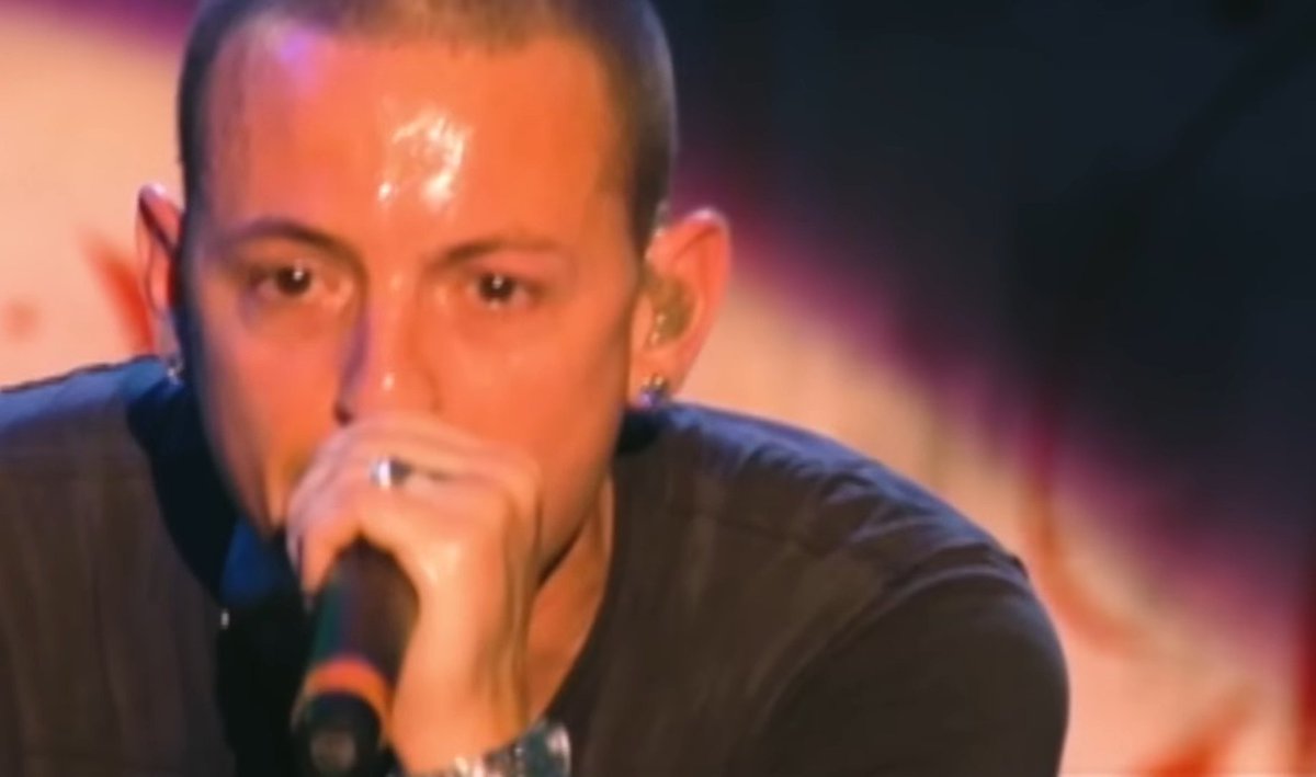 JihadJii's tweet photo. Look how young and happy Chester was 🥹🥹❤️
Shots from Linkin park Qwerty Afterparty
@linkinpark
#Papercuts #FriendlyFireLP #QWERTY https://t.co/1TOtQugQeu
