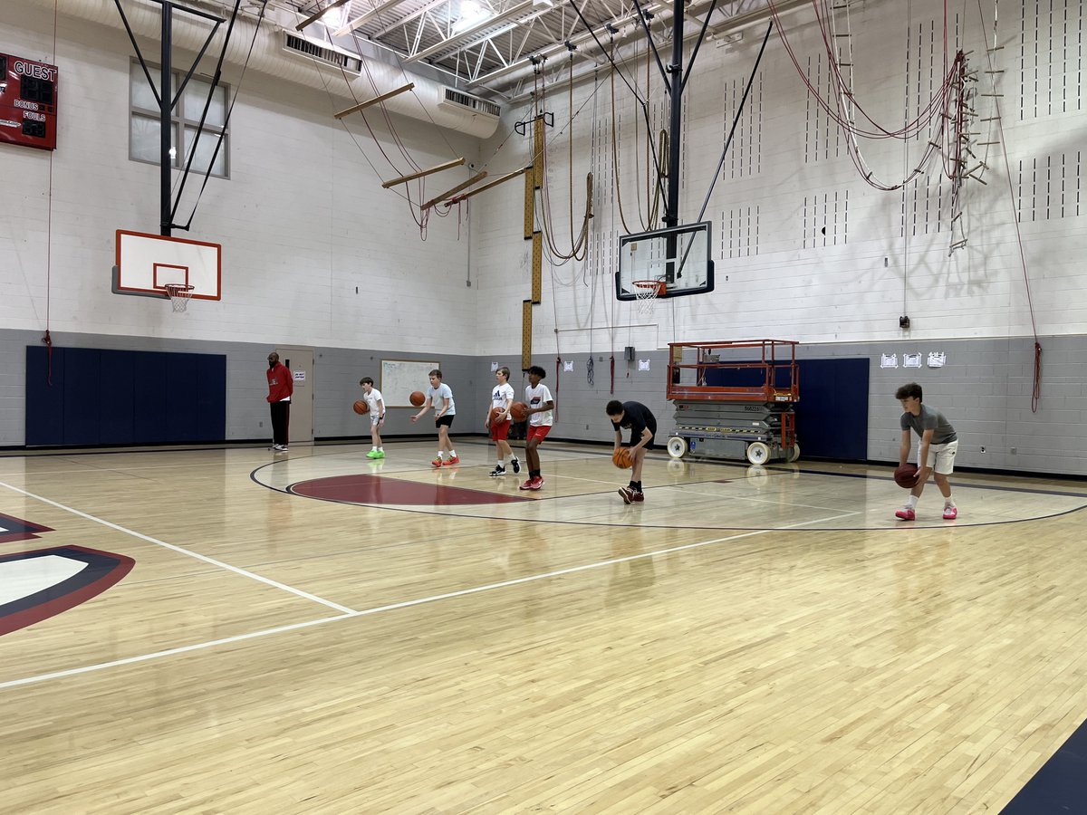 The @CBoundElite 6th 💪🏽🏀 Coach Jones whipping them into shape📈…an amazing steward of the game and one incredible teacher. 🙏🏽 #fam #collegebound