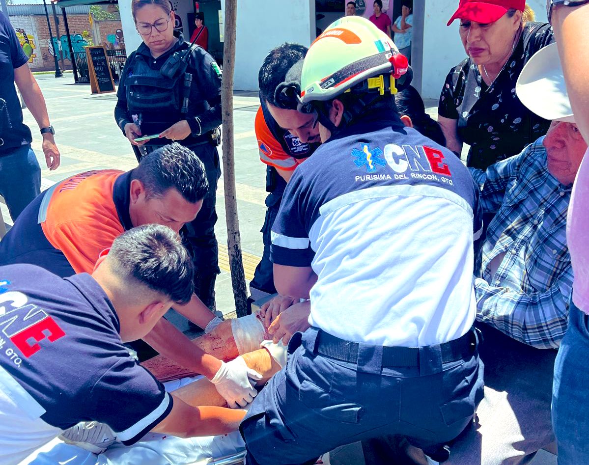 Una mujer de 76 años fue agredida a balazos para ser despojada de 200 mil pesos que traía en su bolsa cuando se encontraba en el estacionamiento de la central camionera en #PurisimaDelRincon en el operativo de logró la detención de los responsables, del dinero no fue localizado