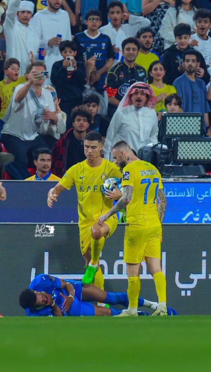 🚨🚨- الرياضية | حكم مباراة الهلال والنصر الاخيرة رفع تقرير عن المباراة ودون فيه ارتكاب الاسطورة كريستيانو 'سلوكًا مشينا' بعد استخدامه الكوع بقوة 'مفرطة' امام لاعب الهلال