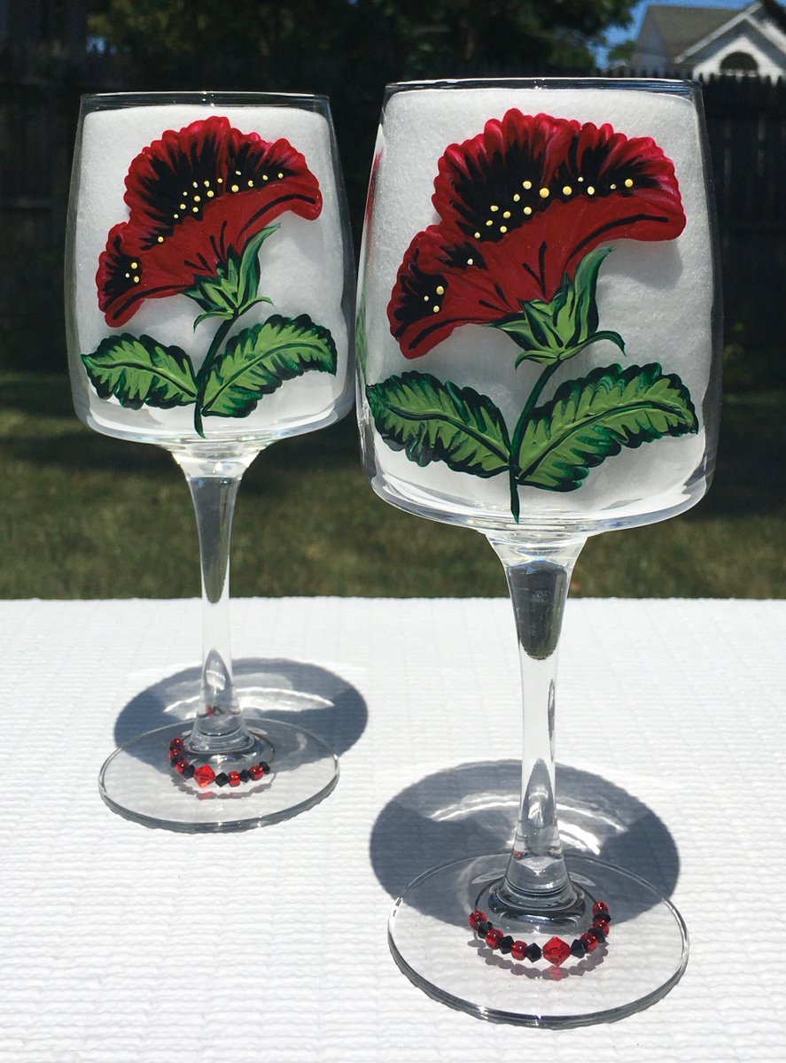 Panted glasses with wine glass charms etsy.com/listing/258428… #wineglasses #giftsforher #poppies #SMILEtt23 #CraftBizParty #etsyshop #etsylove