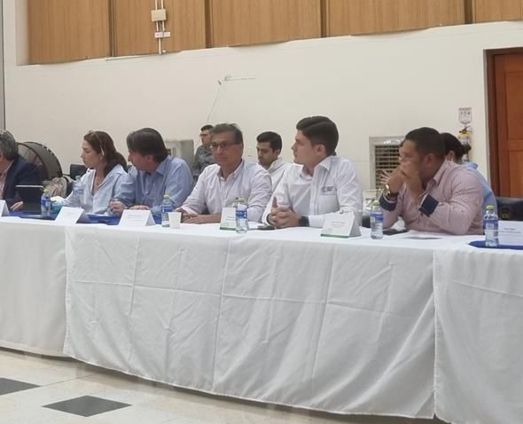 camarabuga's tweet photo. Presentes en la Mesa de Seguridad liderada por el
@ConsejoGremial con el objetivo de analizar la situación de seguridad del Valle. Participan
@mindefensa @GobValle @AlcaldiaDeCali y #Empresarios Se definen reuniones futuras para el seguimiento de las tareas. #CCBuga #Region https://t.co/es9YrufdDZ