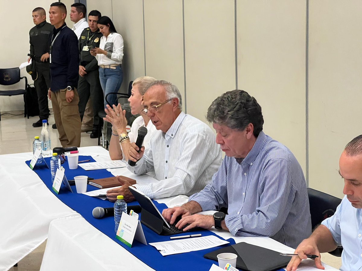 camarabuga's tweet photo. Presentes en la Mesa de Seguridad liderada por el
@ConsejoGremial con el objetivo de analizar la situación de seguridad del Valle. Participan
@mindefensa @GobValle @AlcaldiaDeCali y #Empresarios Se definen reuniones futuras para el seguimiento de las tareas. #CCBuga #Region https://t.co/es9YrufdDZ