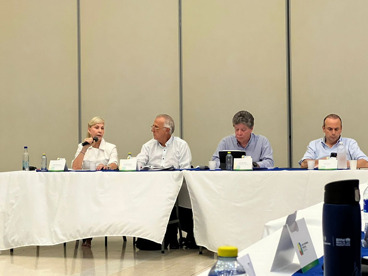 camarabuga's tweet photo. Presentes en la Mesa de Seguridad liderada por el
@ConsejoGremial con el objetivo de analizar la situación de seguridad del Valle. Participan
@mindefensa @GobValle @AlcaldiaDeCali y #Empresarios Se definen reuniones futuras para el seguimiento de las tareas. #CCBuga #Region https://t.co/es9YrufdDZ