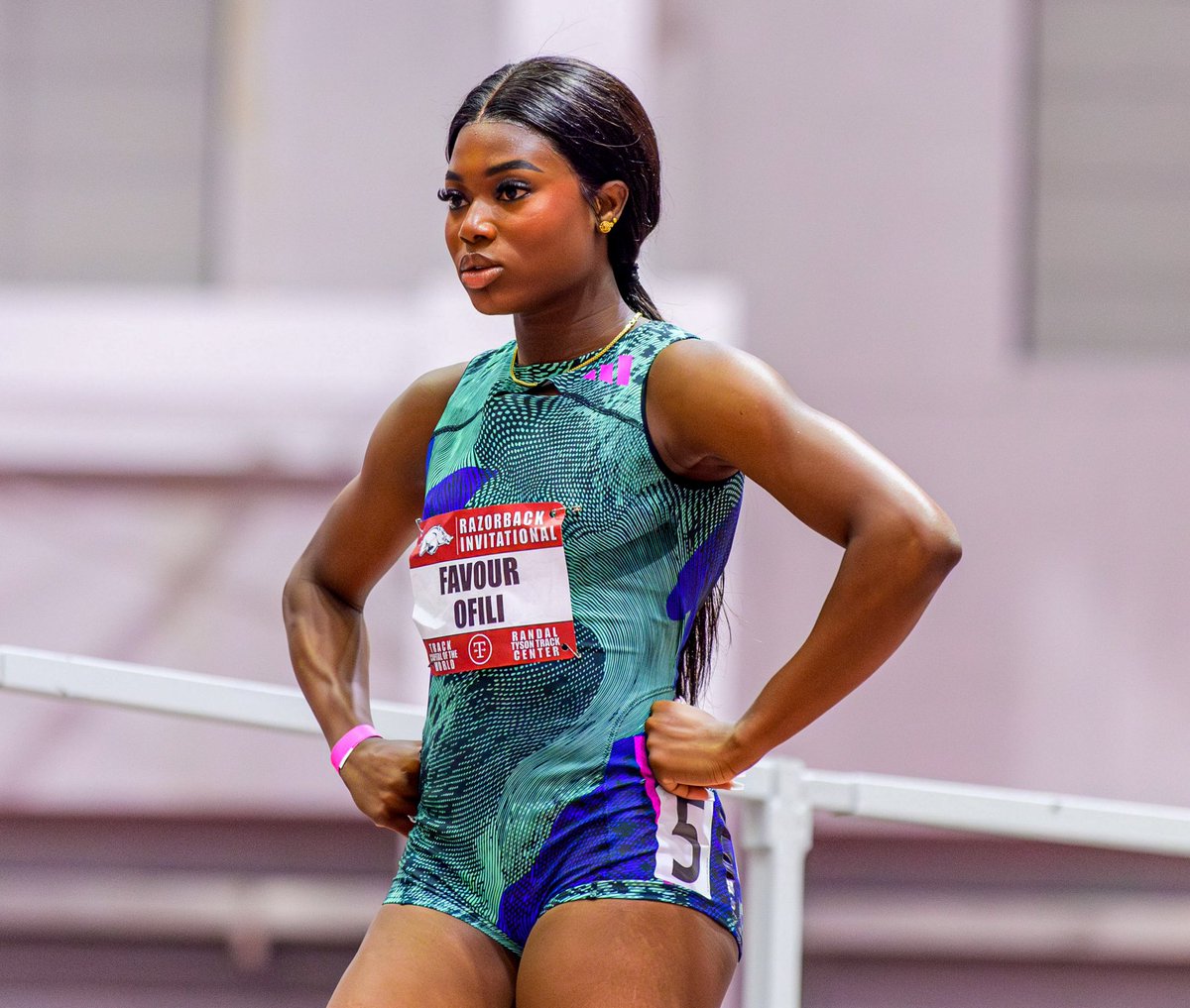 Favour Ofili 🇳🇬 clocked a time of 22.33s (1.4) to win the women's 200m at the Tom Jones Invitational in Florida! She beat Anavia Battle 🇺🇸 who ran 22.56s and Ida Karstoft 🇩🇰 in a new PB & National Record of 22.60s.