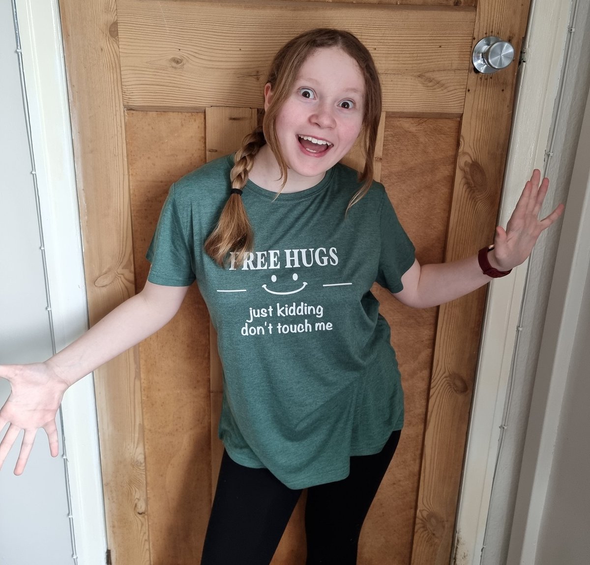 This kid cracks me up. 🤣😀🥰 xx #teenager #daughter #motherhood #tshirt #slogan #freehugs #smile #myheart