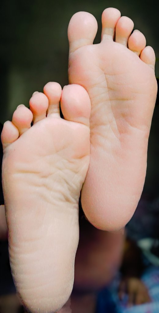 Sam_Ackerman8's tweet photo. Holi!!! Me ausente pero mis piecitos y yo ya estamos de vuelta!!! 
#Feet #selling_content #nude #Fotos #foot #SellingContent #Sugar #sugardady #DOMINATOR https://t.co/HrLmn4avbY