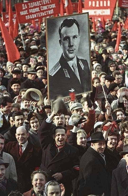 Kızıl Meydan'da Yuri Gagarin'i karşılayan insanlar. 14 Nisan 1961.