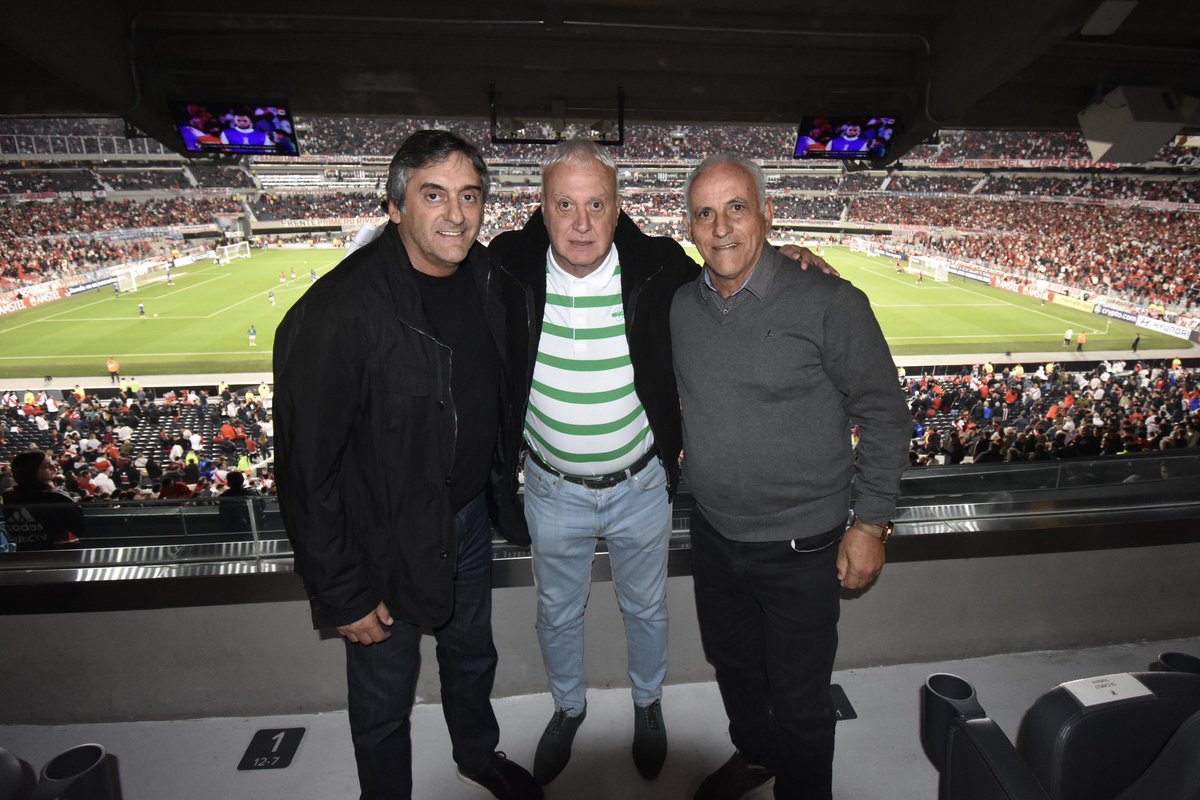 ¡Noche de glorias en casa! 🤩 Enzo Francescoli, Beto Alonso y Antonio Alzamendi estuvieron juntos en el Mâs Monumental en la victoria de River frente a Nacional ⚪️❤️⚪️