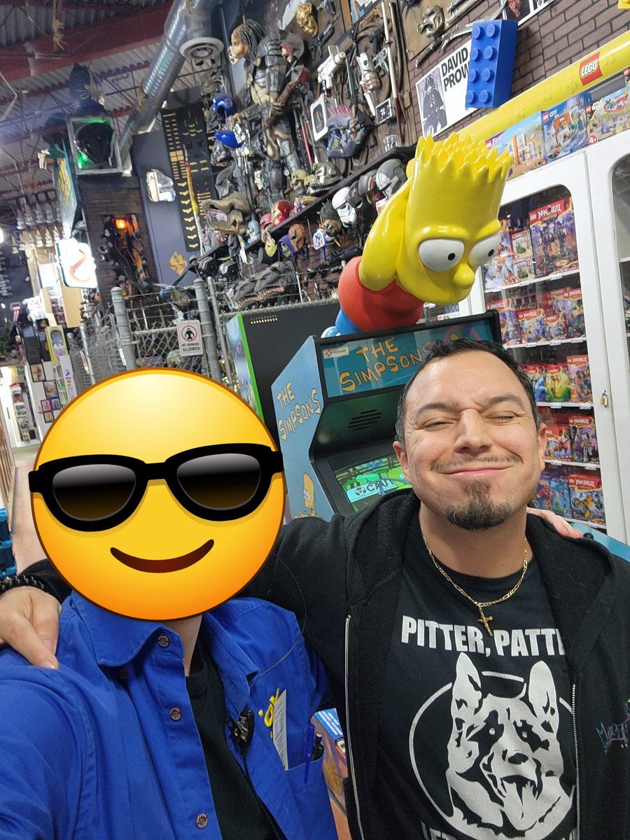They didn't have their phone on them (hard worker 👏) but wanted a photo. Didn't expect to get recognized in a random store in Vancouver BLESS fighting games! A pleasure meeting ya fam. @Ded_Yawshi