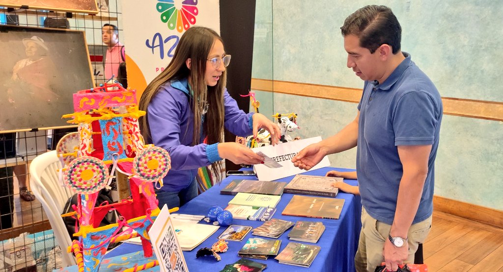 Impulsamos la pasión por la lectura con la entrega gratuita de libros en el segundo día de la #FeriaDeLibros, sobre historias de los cantones del Azuay. 📚🧠👨🏼‍🏫
#JotaPrefecto
#AzuayBicentenario
#AzuayEsElDestino