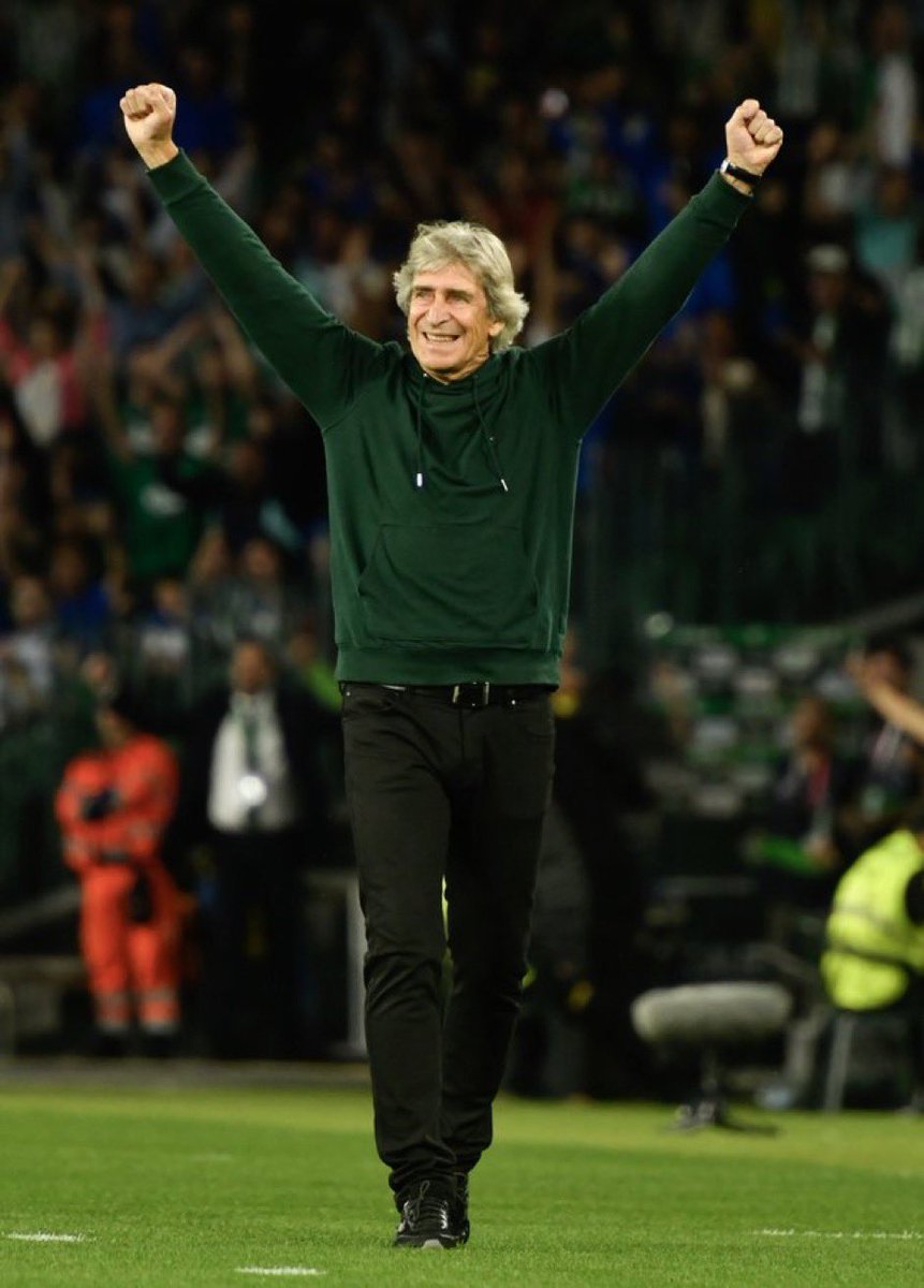 ElMagoBotas_'s tweet photo. “La del Betis es una afición que me ha demostrado un cariño impresionante durante estos 4 años. Estoy muy feliz acá. Lo he dicho siempre. Salen rumores de que me quiero ir pero la verdad es que no tengo ninguna intención de irme. Estoy contento en el club y hay muy buena relación internamente. Queremos más y entre todos los vamos a intentar”.

Palabra de Manuel Pellegrini.