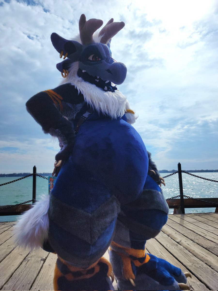 Whoouah, big dergy out and about~ Can't say no to a nice stroll by the water when weathers good!
#fridayfursuit (testing something to see if b0ts gonna comment or not lol)

🧵 @Spices_Cauldron 
And shoutout to whoever took the pic during the walk I don't remember/know your tag ;;
