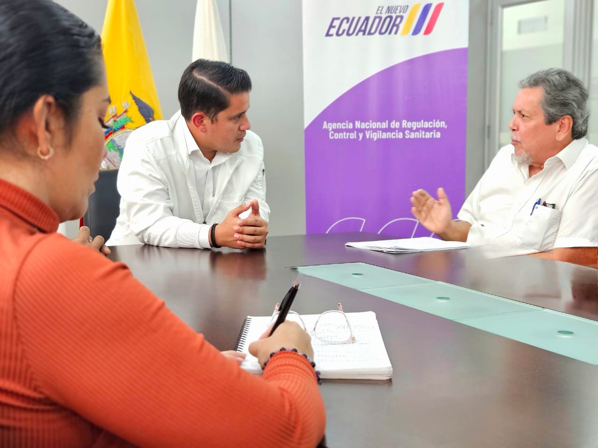 Nuestro Dir. @DanielSanchezEc se reunió con representantes del Col. de Ingenieros Químicos del Litoral @CriqlE, con el objetivo de compartir criterios técnicos que permitan fortalecer el control sanitario de productos en el país y cuidar la salud de todos. #ElNuevoEcuador 🇪🇨