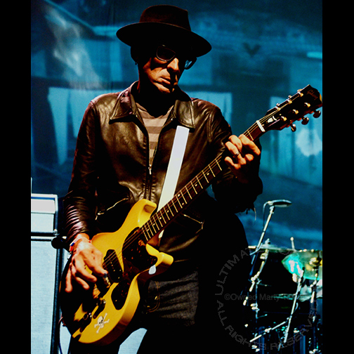 Mike Dimkich of Bad Religion playing a Les Paul Junior.

Bad Religion and Social D tour going on now, tickets at badreligion.com

Photo taken on my Nikon D7000.

Guitar Icons at UltimateRockPix.com

#badreligion #punkrock #lespauljunior #vintageguitar #ultimaterockpix