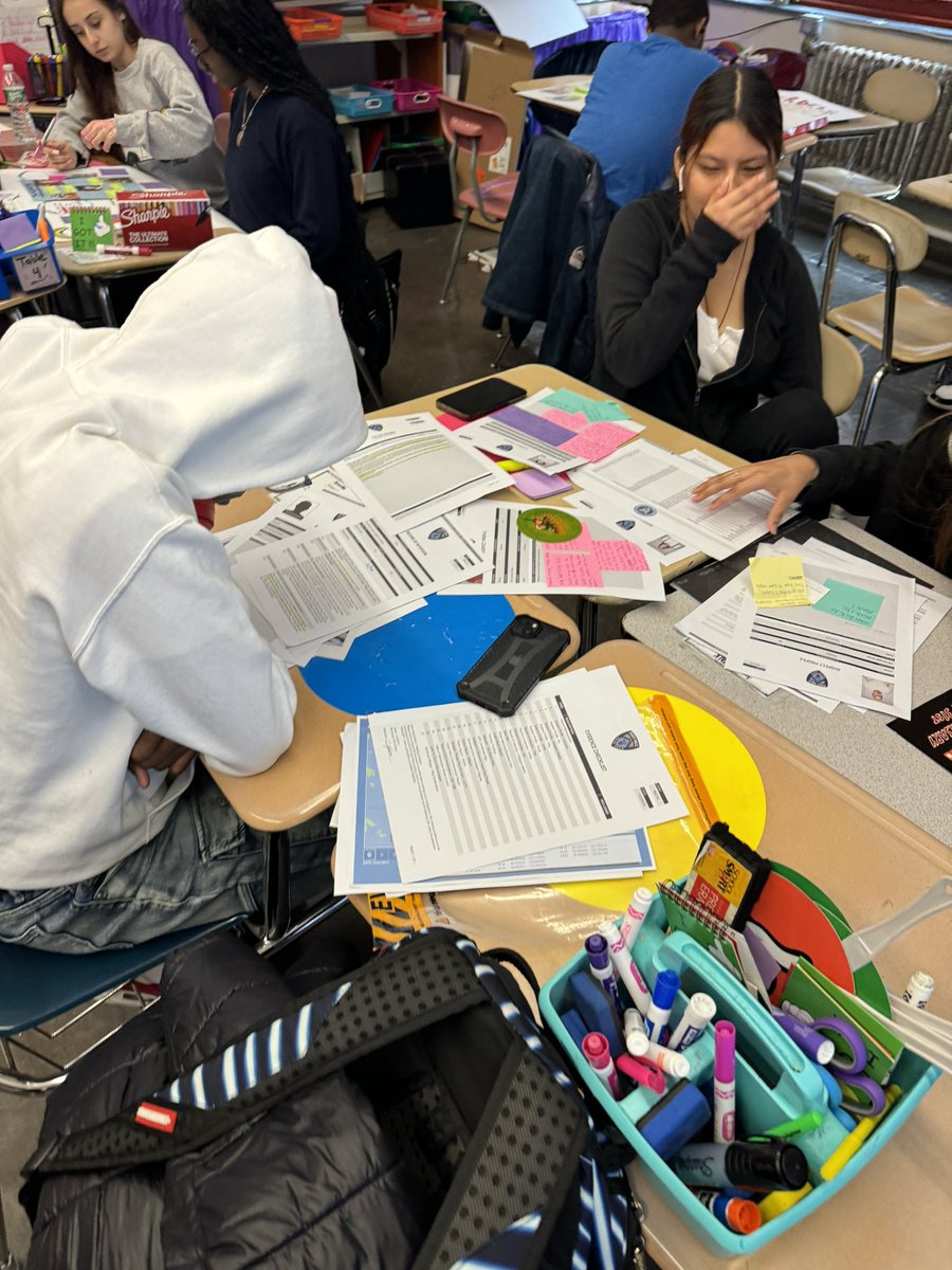 I am loving the “thinking made visible “ by my Roosevelt Scholars!!! Great job!!!! 👏👏👏👏

@YonkersSchools 
@RcollinsJudon 
@a_dechent 

#alwaysmovingforward
#foci
#thinkingmadevisible
#blooms
