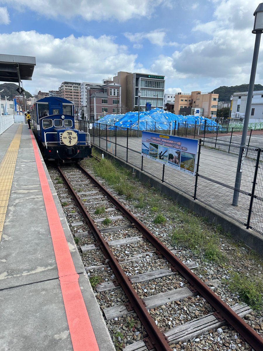 Morino_express's tweet photo. ワンマン運行の初回ですが、なんと大井川鐵道の名物広報山本豊福さんが添乗？に来てくれました。3月に行ったSL人吉やカナダ駅？などを内輪話も含めてしてしまいました（笑）聴いてね→ https://t.co/3JeAmWpNFM
#乗り鉄　#大井川鐵道　#平成筑豊鉄道　#SL人吉 https://t.co/48R3xFom8H