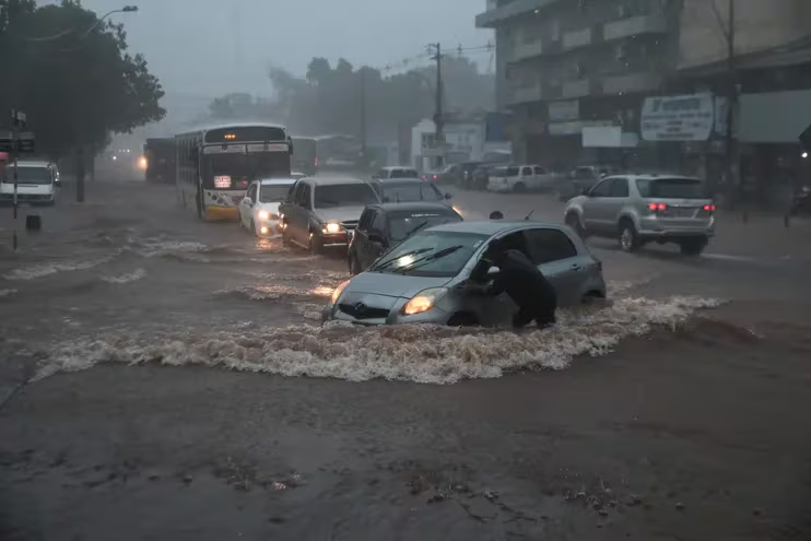 delpynews's tweet photo. ▶️ ATENCIÓN | 🚨

⛈️Evitá pasar por estos puntos de Asunción debido al peligro de los raudales.

📌Avda. Fdo. de la Mora y De la Victoria.
📌Avda. Fdo. de la Mora y Bartolome de las casas.
📌21 Proyectadas y Antequera.
📌Montevideo e/ 12 y 13 Proyectadas.
📌Avda. Gral. Santos y San Antonio.
📌Avda. Perú y Artigas.
📌Avda.  Rep. Argentina y Caaguazú.
📌Avda. Eusebio Ayala y Boggiani.
📌Virgen del Rosario y Sgto. Marecos.
📌Santa Ana y Roque C. Miranda.
📌Avda. Artigas y Mburicao.

Vía: ABC Color.