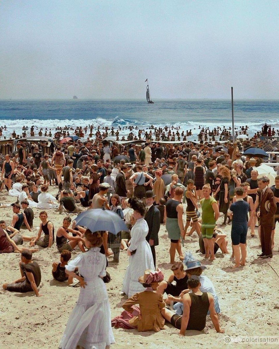 A crowded beach in Atlantic City, New Jersey, photographed in 1908. Credit: colourisation by Sébastien de Oliveira