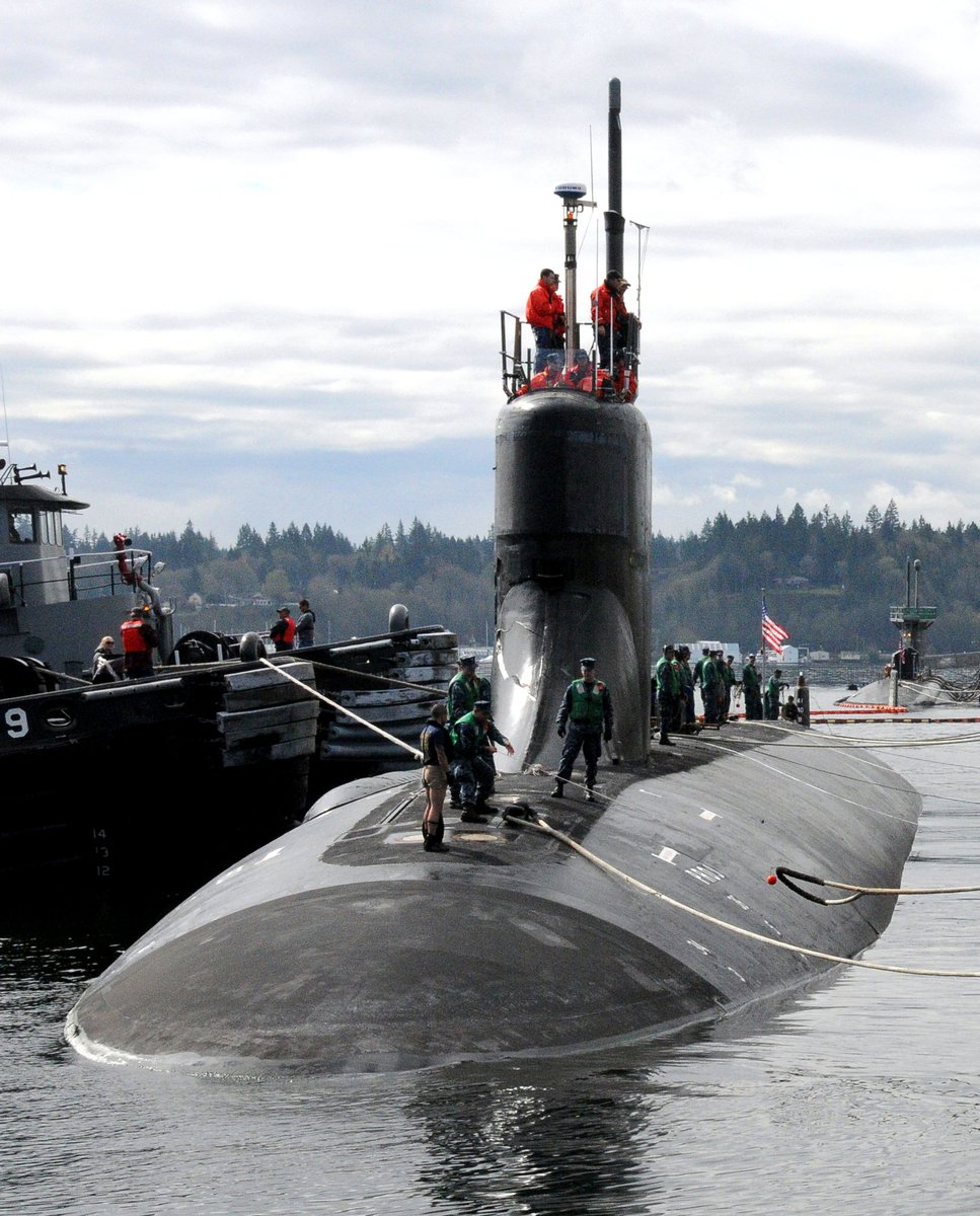 #OTD in 2012: Seawolf-class submarine USS Connecticut (SSN 22) returning home after a WESTPAC, mooring next to her sister USS Seawolf (SSN 21) at Bremerton.

🐺The wolves moved their den to Bangor's new Olympic Pier in October 2022.
#USNavy #SUBPAC #SUBDEVRON5